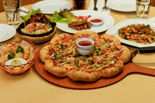 
	
	Đỉnh cao của nghệ thuật làm bánh pizza với sự kết hợp tinh tế từ hình dáng đến hương vị, từ truyền thống đến hiện đại